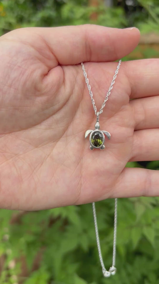 Turtle pendant (green)